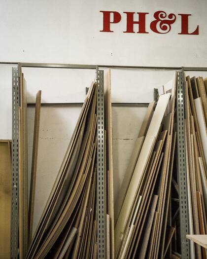 Racks donde se guardan los recortes ya concluidos, para el mecanizado y el ensamblaje