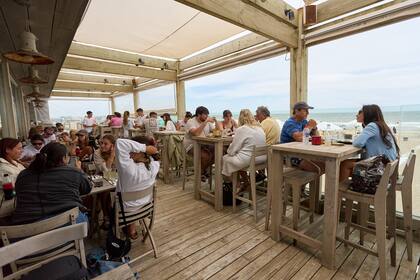 Rada Beach, una de las de cinco propuestas gastronómicas exclusivas para disfrutar la noche de Año Nuevo en Pinamar, con opciones que destacan por su ambiente sofisticado, menús gourmet y vistas únicas en la costa argentina