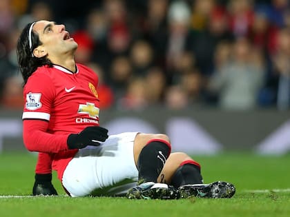 Radamel Falcao se lamenta: una lesión en la rodilla lo dejó al margen de Brasil 2014.