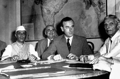Radcliffe (en el medio) participa en una reunión con Nehru (izquierda) y Jinnah (derecha) sobre la partición de India en dos estados