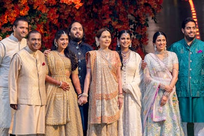 Radhika Merchant y Anant Ambani junto a su familia (Photo by Anshuman Poyrekar/Hindustan Times via Getty Images)
