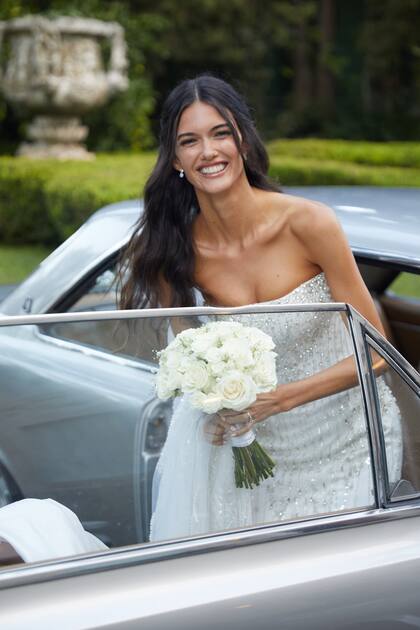 Radiante, la novia baja del Torino en el que llegó a la ceremonia con su ramo de gardenias blancas. Los aros fueron el objeto prestado que marca la tradición y pertenecen a su mamá, Michaela, que los usó en su boda con Pablo Born.