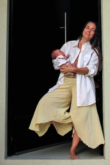 Radiante, Sonia posa con su hija en brazos