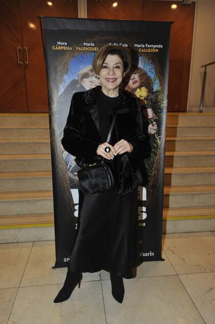 Radiante y con un look total black, Carolina Papaleo disfrutó de una noche de teatro