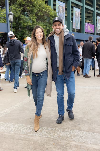 Radiantes, el polista Facundo Sola y su mujer Rocio Rondina esperan para enero la llegada de su primera hija. "Se va a llamar Camelia", le confirmaron a ¡HOLA! Argentina.