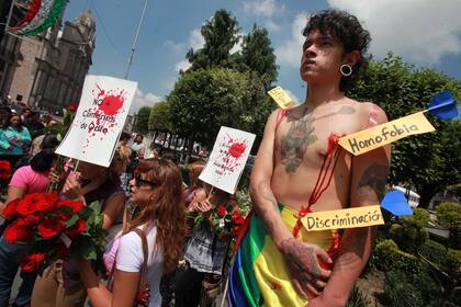 Manifestación de la comunidad Lésbico-Gay-Bisexual-Transexual-Transgénero-Intersexual frente a la cámara de diputados de México
