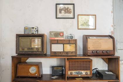 Radios y televisores antiguos hacen a la colección de los Mascheroni, que en parte es gracias a donaciones.