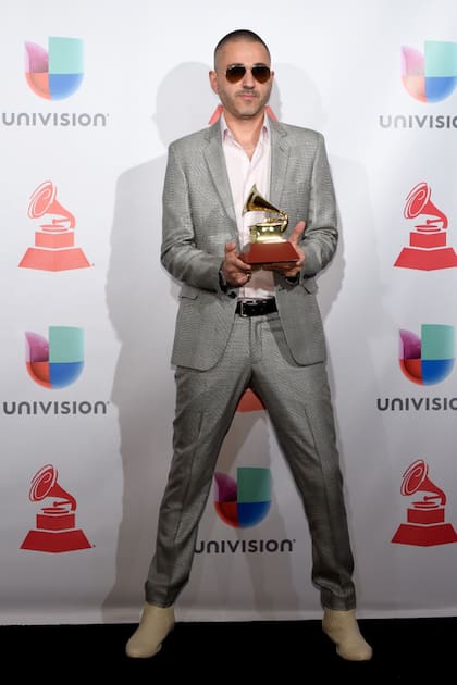 Rafa Arcaute con una de las trece estatuillas Grammy que ganó en la última década y media como productor y compositor
