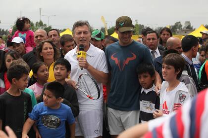 Rafa junto a Macri en la clínica en la Villa 20