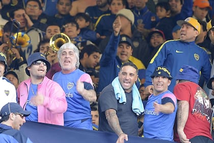 Rafa Di Zeo (remera azul) y Mauro Martín (remera negra), en el centro de la tribuna