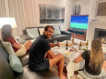 Rafa en la intimidad del hogar en Mallorca, con su mujer, Xisca, y con Maribel, su hermana