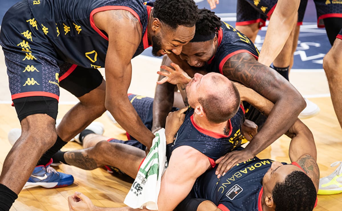 El increíble triple desde más de 25 metros de Rafa Luz que hizo delirar a los fanáticos de la Liga ACB