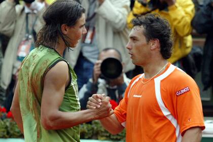 Rafa Nadal, con 19 años y 2 días, cuando el 5 de junio de 2005 logró el trofeo de Roland Garros al batir al argentino Mariano Puerta. 