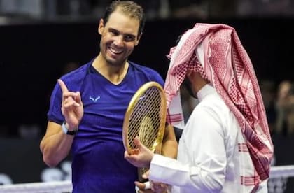 Rafa Nadal recibió una raqueta de oro macizo por parte de Turki Al sheikh, asesor de la Corte Real de Arabia Saudita