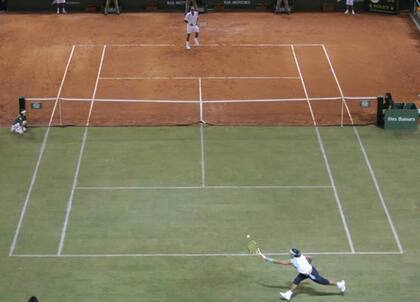 Rafa Nadal se esfuerza sobre el césped colocado a último momento. Del otro lado, Roger Federer hizo valer su servicio