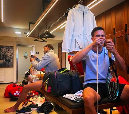 Rafa Nadal y Altmaier, cada uno en su rutina de colocación del cubre grip de la raqueta, en el vestuario del Real Club de Tenis Barcelona