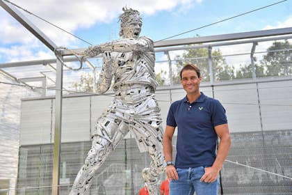 Rafa Nadal y la estatua de acero en su honor que se luce en el predio de Roland Garros