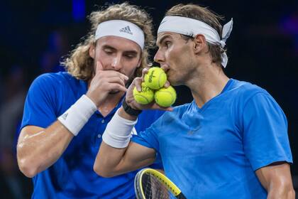 Rafa Nadal y Stefanos Tsitsipas: les costó coordinar acciones de ataque