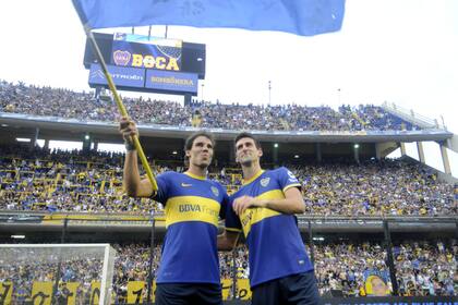 Rafa y Nole hacen flamear una bandera de Boca en la Bombonera