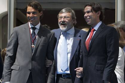 Rafa y su doble junto al secretario de deportes español