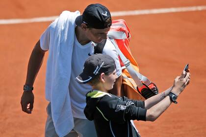 Rafa y una selfie a pedido de un alcanza pelotas