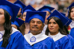 Rafael Aguirre tiene 83 años y cruzó la frontera entre Estados Unidos y México con el objetivo de graduarse de una carrera universitaria