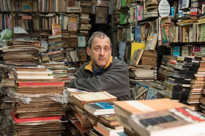 Rafael Bitran, el mayor coleccionista de figuritas argentinas, en su librería, El Debate.
