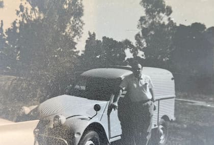 Rafael Cano en su famosa citroneta de reparto