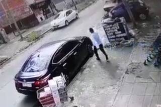 El momento en que un comerciante mató a balazos a un ladrón que le robó huevos de Pascua