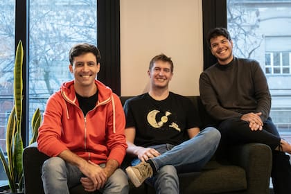 Rafael (centro), junto a sus socios Juan Pablo Abossio y Alberto Yanes. Juntos crearon Ágora, una plataforma para profesionales independientes.