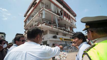 Rafael Correa junto a Evo Morales en una de las zonas más devastadas