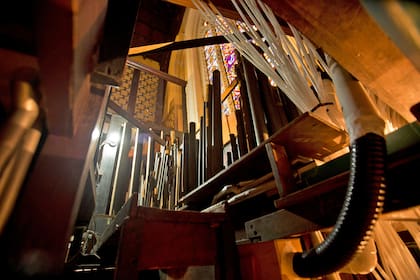 En el siglo XI, la iglesia católica adoptó el uso del órgano en sus servicios religiosos porque descubrió que su sonoridad es muy apropiada para favorecer es estado de meditación