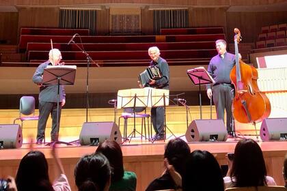 Rafael Gintoli, Néstor Marconi y Juan Pablo Navarro con sonrisas de final de concierto y una pregunta latente: "¿Qué tocamos ahora si no nos dejan bajar del escenario?"