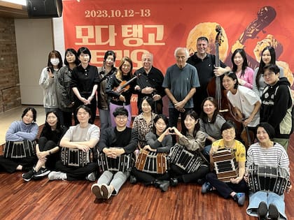 Rafael Gintoli, Néstor Marconi y Juan Pablo Navarro junto a estudiantes coreanos de tango