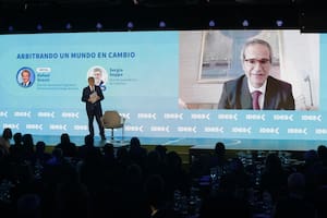 Rafael Grossi dialogó con Sergio Suppo durante el Coloquio de IDEA