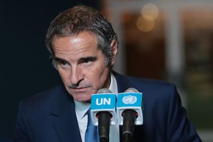 Rafael Grossi habla con la prensa tras la audiencia en la sede de las Naciones Unidas por su candidatura para secretario general del organismo, el 21 de abril de 2026.