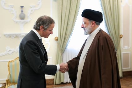Rafael Grossi y el presidente iraní Ebrahim Raisi, durante una reunión en Teherán