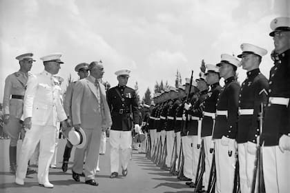 Rafael Leónidas Trujillo, autoproclamado Generalísimo, pasa revista a los marines de los Estados Unidos en una visita a Nueva York, en el año 1939