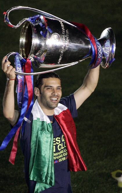 Rafael Márquez levanta la Champions League que obtuvo junto al FC Barcelona (Facebook/Rafa Márquez)