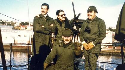 Rafael Molini (a la derecha, de pie) junto a tres tripulantes del A.R.A Forrest