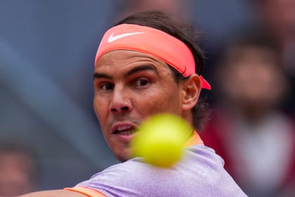 Rafael Nadal devuelve ante Darwin Blanch en el Abierto de Madrid, el jueves 25 de abril de 2024. (AP Foto/Manu Fernández)