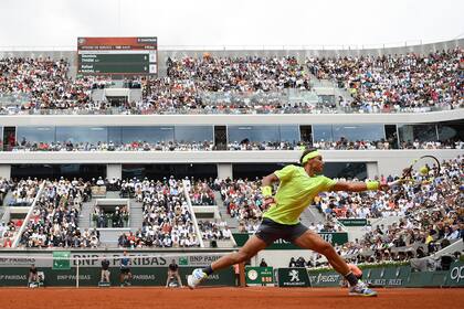 Rafael Nadal en acción en Roland Garros, donde ganó en 12 ocasiones