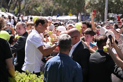 Rafael Nadal firmando autógrafos en Barcelona, donde volverá a competir
