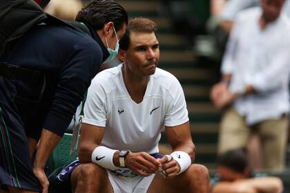 Rafael Nadal hablando con el fisioterapeuta cuando los dolores abdominales lo afectaron en su match ante Taylor Fritz.