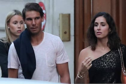 Rafael Nadal junto con su flamante esposa; detrás, Maribel Nadal, la hermana del tenista, que los presentó