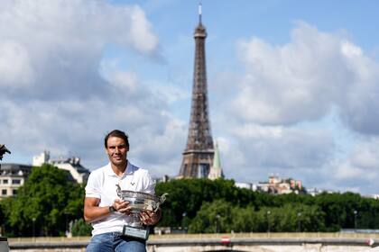 Rafael Nadal posando en el puente Alexandre III, de París, con el trofeo del último Roland Garros que ganó, en el año 2022