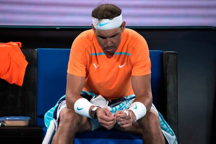 Rafael Nadal reacciona durante el partido de segunda ronda del Abierto de Australia que perdió ante Mackenzie McDonald, en Melbourne, Australia, el 18 de enero de 2023. (AP Foto/Dita Alangkara)
