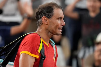 Rafael Nadal reacciona tras perder con su compañero de equipo Carlos Alcaraz de España contra Austin Krajicek y Rajeev Ram de Estados Unidos durante la competencia de cuartos de final de tenis de dobles masculinos en el estadio de Roland Garros, durante los Juegos Paris 2024