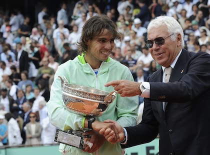 Rafael Nadal recibiendo el trofeo de Roland Garros 2010 de manos del italiano Nicola Pietrangeli