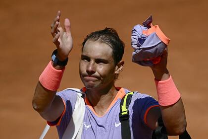 Rafael Nadal salida a los fanáticos mientras se va del Foro Itálico tras una derrota categórica frente a Hubert Hurkacz